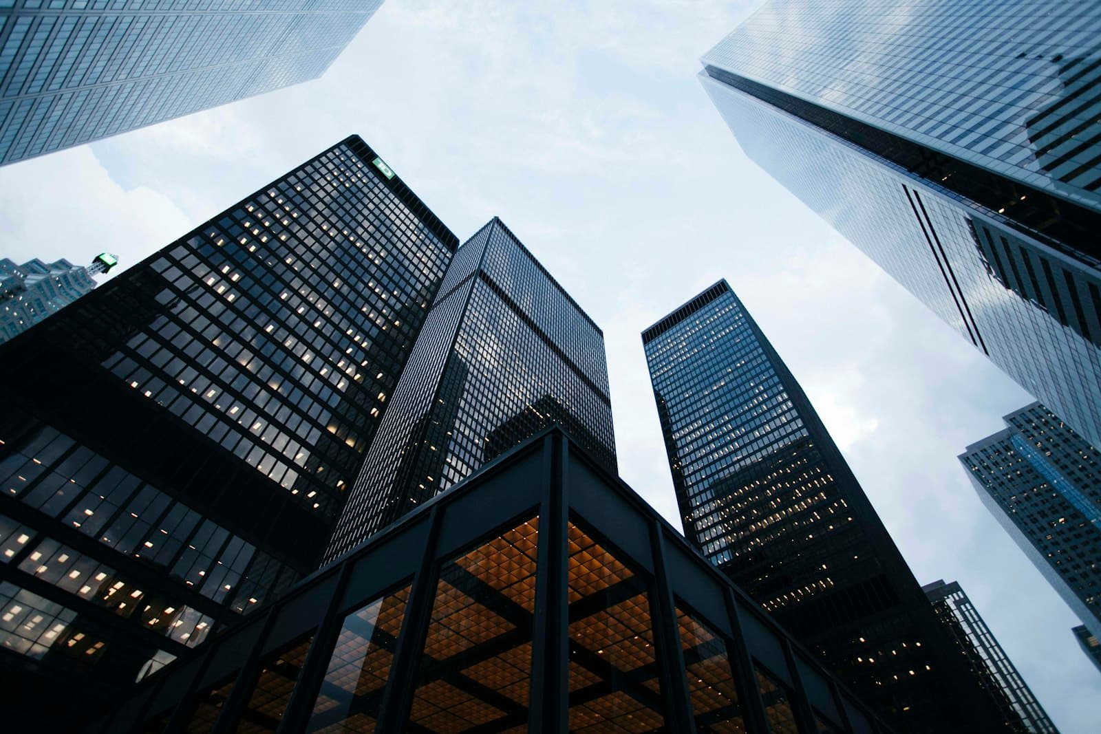Prédio corporativo moderno representando inovação e governança