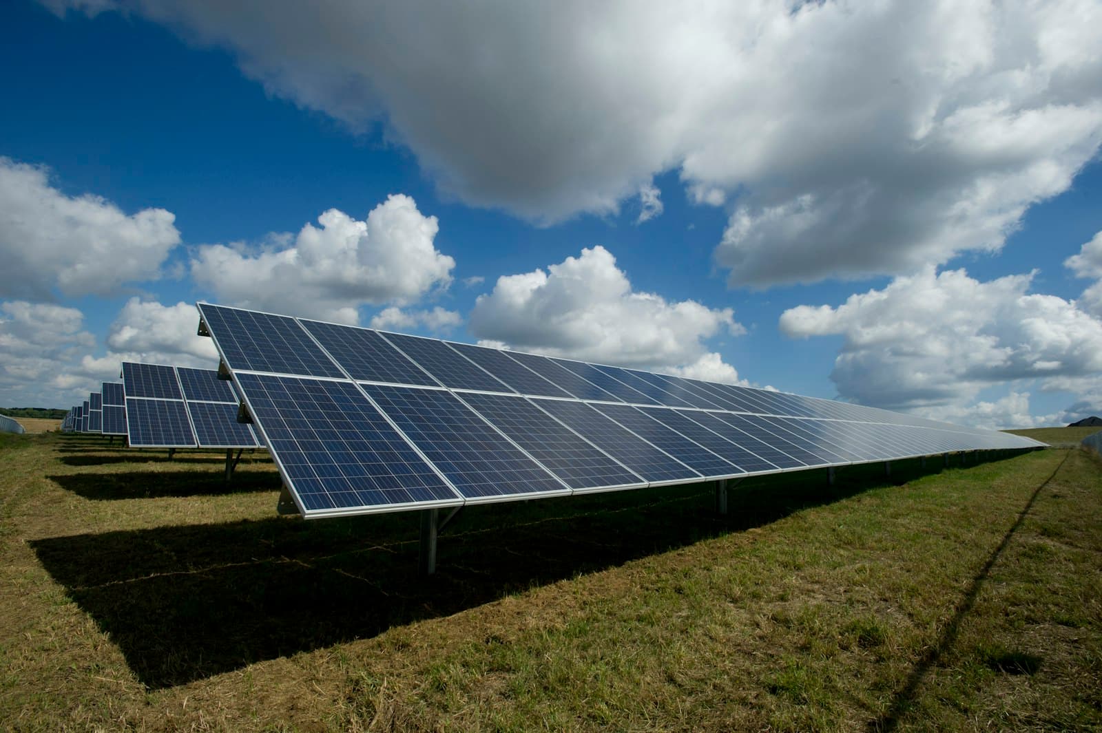 Usina de energia solar fotovoltaica para transição energética municipal.