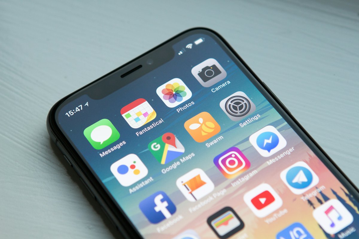 Pessoa conferindo mensagem no celular antes de responder
