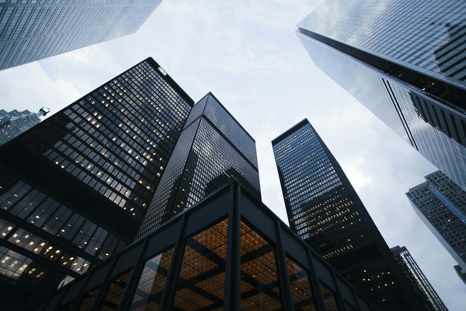 Prédio corporativo moderno representando inovação e governança